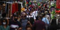 Pessoas caminham em rua de comércio popular no Rio de Janeiro em meio à flexibilização de restrições adotadas na pandemia de Covid-19
29/06/2020
REUTERS/Lucas Landau  Foto: Reuters