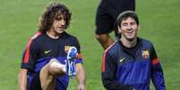 Puyol e Messi foram companheiros no Barça e conquistaram muitos títulos (Foto: PATRICIA DE MELO MOREIRA / AFP)  Foto: Lance!