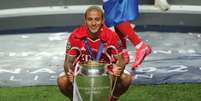 Thiago posando com a taça da Champions conquistada no último domingo (Foto: MIGUEL A. LOPES / POOL / AFP)  Foto: Lance!