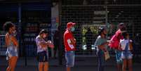 Pessoas aguardam em fila de lotérica de Ceilândia (DF), em meio ao surto de Covid-19
07/07/2020 
REUTERS/Adriano Machado  Foto: Reuters