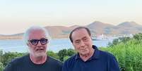 Flavio Briatore e Silvio Berlusconi na Sardenha, em agosto de 2020  Foto: ANSA / Ansa - Brasil