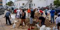 Moradores se preparam para chegada de Laura  Foto: Reuters / BBC News Brasil