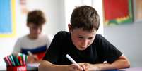Criança em sala de aula em Watlington, no Reino Unido, em meio à pandemia de Covid-19
17/07/2020 REUTERS/Eddie Keogh  Foto: Reuters