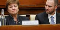 A diretora-gerente do FMI, Kristalina Georgieva, e o ministro da Economia da Argentina, Martín Guzmán, participam de conferência organizada pelo Vaticano. O país sul-americano iniciou conversações com o organismo para renegociar sua dívida. 5 de fevereiro de 2020. REUTERS/Remo Casilli  Foto: Reuters