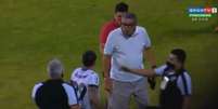 Paulo Carneiro partiu para cima de Vinicius Vina durante o jogo Vitória x Ceará (Foto: Reprodução/Sportv)  Foto: Lance!