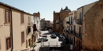 Para atrair moradores, cidade da Sicília passou a vender casas antigas e abandonadas por 1 euro  Foto: BBC News Brasil