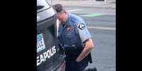 Imagem capturada pelo celular mostra momento em que o policial de Minneapolis Derek Chauvin mantém seu joelho sobre o pescoço de George Floyd, que morreu momentos depois    Foto: Darnella Frazier / Facebook/Darnella Frazier / AFP / Estadão Conteúdo