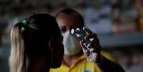 Funcion&aacute;rio de supermercado em Bras&iacute;lia controla a temperatura de cliente. REUTERS/Ueslei Marcelino  Foto: Reuters