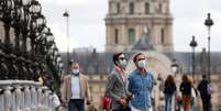 Pessoas com máscaras de proteção facial na ponte Alexandre III, em Paris
28/08/2020
REUTERS/Charles Platiau  Foto: Reuters