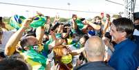 Bolsonaro em meio a apoiadores durante visita a Foz do Iguaçu  Foto: Carolina Antunes/PR