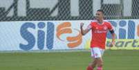 O jogador Thiago Galhardo do Internacional comemora gol durante a partida entre Botafogo e Internacional, válida pelo Campeonato Brasileiro 2020 no Estádio Engenhão no Rio de Janeiro (RJ), neste sábado (29)  Foto: Wallace Teixeira / Futura Press