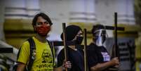 Manifestantes em frente a antiga Câmara Municipal no centro de São José dos Campos, com cruzes contra a volta as aulas o município, que tem apresentado números crescentes de mortes por coronavírus  Foto: Lucas Lacaz Ruiz / Futura Press