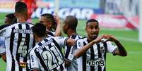Jair do Atl&eacute;tico MG comemora gol durante a partida entre Atl&eacute;tico MG e Tomboense, pela final do Campeonato Mineiro, no est&aacute;dio Mineir&atilde;o, em Belo Horizonte (MG), neste domingo (30)  Foto: Viviane Moreira / Futura Press