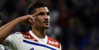 Aouar foi um dos principais jogadores do Lyon na última temporada (Foto: JEAN-PHILIPPE KSIAZEK / AFP)  Foto: Lance!