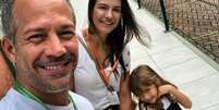 Malvino Salvador e Kyra Gracie ao lado de uma das filhas do casal.  Foto: Instagram / @kyragracie / Estad&atilde;o