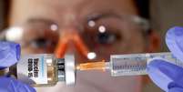 Mulher segura seringa e frasco rotulado como vacina para Covid-19
10/04/2020 REUTERS/Dado Ruvic  Foto: Reuters