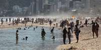 Banhistas na praia de Ipanema, no Rio de Janeiro, em meio à pandemia do novo coronavírus
09/08/2020
REUTERS/Ian Cheibub  Foto: Reuters