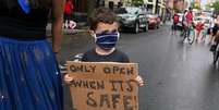 Criança segura cartaz contra reabertura de escolas em Nova York
01/09/2020
REUTERS/Carlo Allegri  Foto: Reuters