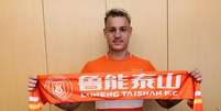 Roger Guedes deve ser monitorado em breve caso consiga encerar o contrato com o Shandong Luneng-(Divulgação/Shandong Luneng)  Foto: LANCE!