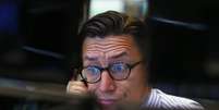 Operador da bolsa de Frankfurt. REUTERS/Ralph Orlowski      Foto: Reuters