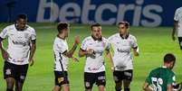 Jogadores do Corinthians comemoram gol contra de Fábio Sanchez, do Goiás, em partida válida pela 7ª rodada do Campeonato Brasileiro 2020, no estádio Serrinha, em Goiânia, nesta quarta-feira (2). O Corinthians venceu por 2 a 1.   Foto: Heber Gomes / Estadão Conteúdo