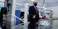 Trump em visita a fábrica da candidata a vacina Novavax, no Estado da Carolina do Norte  Foto: REUTERS/Carlos Barria / BBC News Brasil