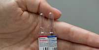Funcionário mostra frascos com potencial vacina russa contra Covid-19 perto de Moscou
07/08/2020 Fundo Russo de Investimento Direto/Andrey Rudakov/Divulgação via REUTERS

  Foto: Reuters