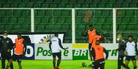 Jogadores do Figueirense durante aquecimento antes da partida contra o Paraná   Foto: Pierre Rosa/Agif - Agência de Fotografia / Estadão