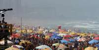 Movimentação intensa de banhistas na praia da Barra da Tijuca, na zona oeste do Rio de Janeiro  Foto: Wilton Junior / Estadão