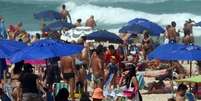 Movimentação intensa de banhistas na praia da Barra da Tijuca, na zona oeste do Rio de Janeiro  Foto: Wilton Junior / Estadão Conteúdo