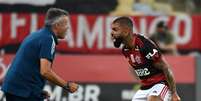  Domenèc Torrent e Gabigol comemoram gol do Flamengo  Foto: Alexandre Brum/Enquadrar / Estadão