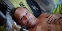 Alain Cocq, de 57 anos, sofre de uma doença rara que faz com que as suas artérias se comprimam  Foto: Reuters / BBC News Brasil