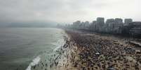 Pessoas se aglomeram na praia de Ipanema, em meio à pandemia do coronavírus. 6/9/2020. REUTERS/Pilar Olivares  Foto: Reuters