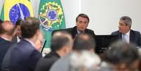 Jair Bolsonaro conversa com os ministro durante reunião do governo  Foto: Marcos Corrêa/PR
