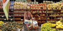 Consumidor em supermercado paulistano REUTERS/Paulo Whitaker/File Photo  Foto: Reuters