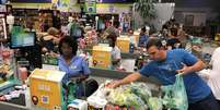 Consumidores em supermercado no Rio de Janeiro. REUTERS/Sergio Moraes  Foto: Reuters