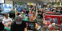 Fila de consumidores em supermercado no Rio de Janeiro. 14/03/2020. REUTERS/Sergio Moraes. 

  Foto: Reuters