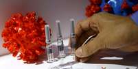OMS acredita que vacinação contra covid-19 não acontecerá para toda população antes de 2022  Foto: Tingshu Wang / Reuters