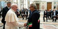 Papa Francisco com o prefeito de Lampedusa, Salvatore 'Totò' Martello  Foto: ANSA / Ansa - Brasil