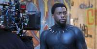 Chadwick Boseman filmando Pantera Negra: a fama mundial não garantiu imediata equiparação salarial com astros brancos   Foto: Marvel Studios / Divulgação