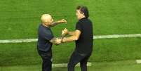 Jorge Sampaoli e Cuca se cumprimentam antes do jogo entre Santos e Atl&eacute;tico-MG  Foto: Maur&iacute;cio De Souza/Di&aacute;rio do Litoral / Estad&atilde;o Conte&uacute;do