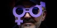 Hombre con unas gafas color púrpura  Foto: EPA / BBC News Brasil