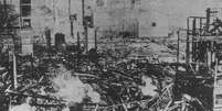 Sede de uma empresa produtora de arroz, Suzuki Shoten, queimada por manifestantes na cidade Kobe em 1918  Foto: Reprodução / BBC News Brasil