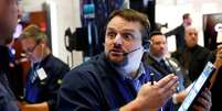 Operador de mercado financeiro reage durante durante sessão da Bolsa de Valores de Nova York. 18/3/2020. REUTERS/Lucas Jackson       Foto: Reuters