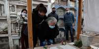 Familiares acompanham sepultamento de homem vitimado pelo coronavirus, em Santiago, Chile. 19/9/ 2020. REUTERS/Ivan Alvarado  Foto: Reuters