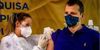 Várias vacinas que estão em fase de testes estão sendo testadas no Brasil  Foto: Getty Images / BBC News Brasil