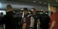 Jogadores do Corinthians recebem ameaças no Aeroporto de Guarulhos, após derrota para o Fluminense por 2 a 1  Foto: Reprodução/TV Gazeta / Estadão Conteúdo