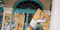 Louis Marrero trabalha para proteger portaria de im&oacute;vel em New Orleans, antes da chegada do furac&atilde;o Sally
14/09/2020
REUTERS/Kathleen Flynn  Foto: Reuters