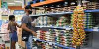 Arroz em prateleiras de supermercado no Rio de Janeiro (RJ) 
10/09/2020
REUTERS/Pilar Olivares  Foto: Reuters