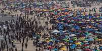 Milhares de pessoas lotaram as praias do Rio de Janeiro  Foto: EPA / Ansa - Brasil